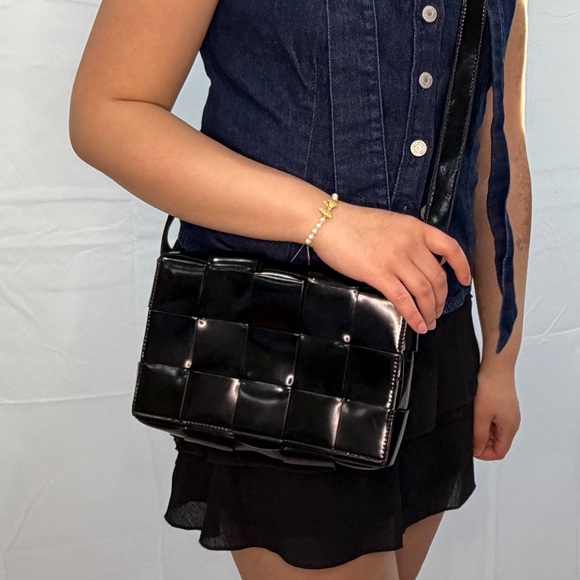 BOTTEGA VENETA Spazzolato Intrecciato Maxi Cassette Crossbody Bag Black woven - Picture 3 of 17